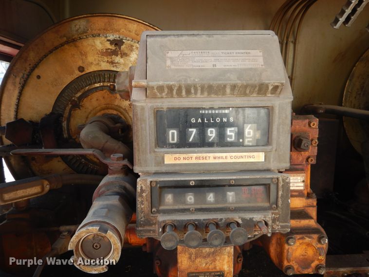 image for item HV9575 1994 International 4900  fuel truck