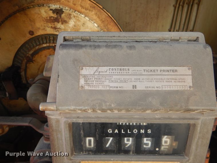 image for item HV9575 1994 International 4900  fuel truck