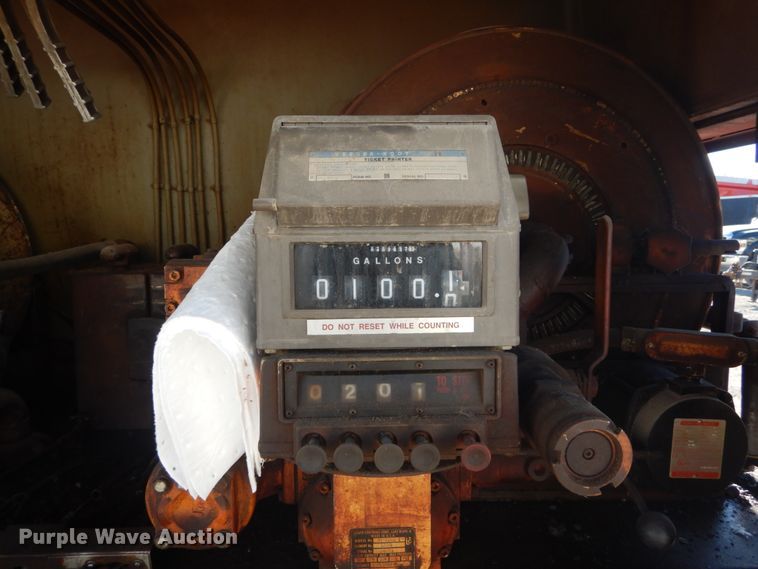 image for item HV9575 1994 International 4900  fuel truck