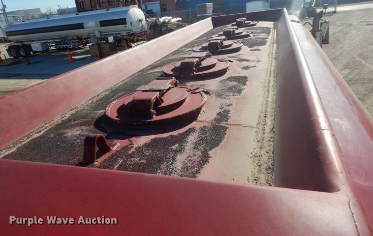 image for item HV9575 1994 International 4900  fuel truck