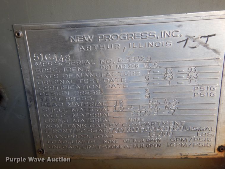 image for item HV9575 1994 International 4900  fuel truck