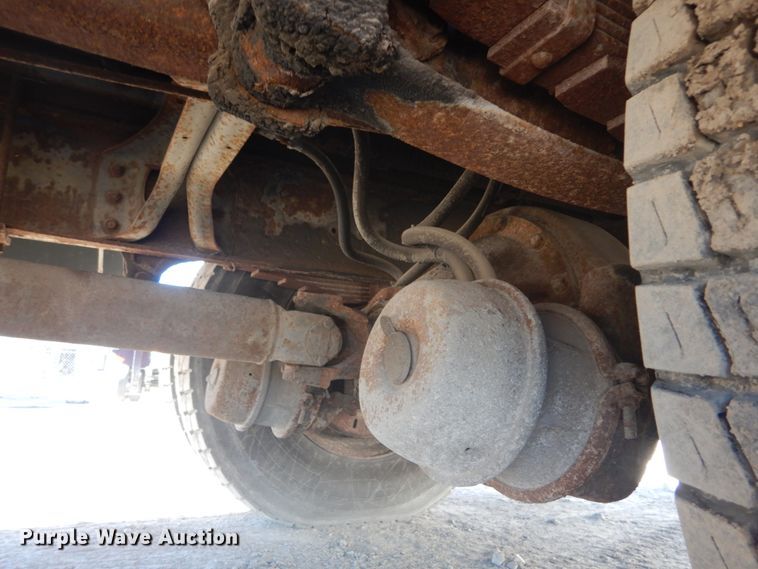 image for item HV9575 1994 International 4900  fuel truck