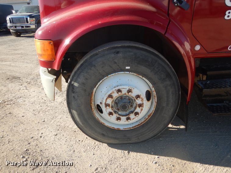 image for item HV9575 1994 International 4900  fuel truck