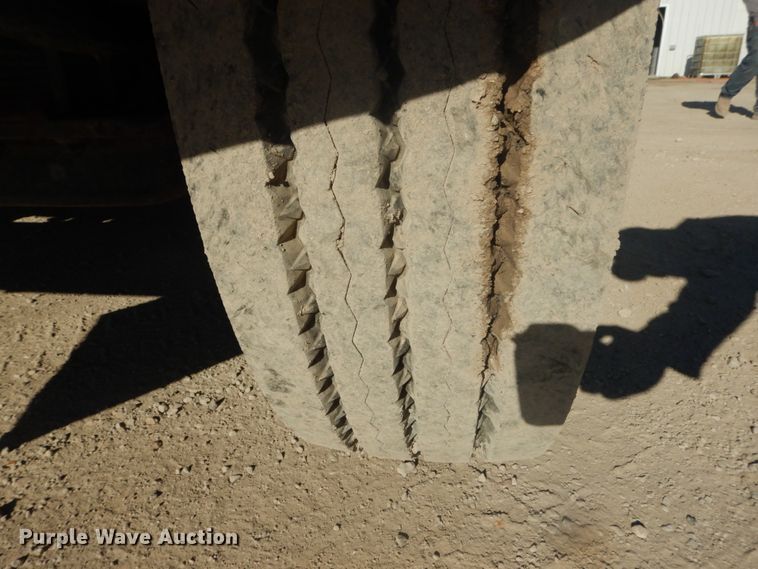 image for item HV9575 1994 International 4900  fuel truck