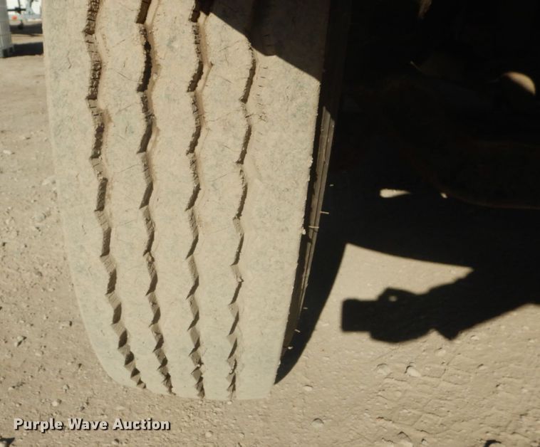 image for item HV9575 1994 International 4900  fuel truck