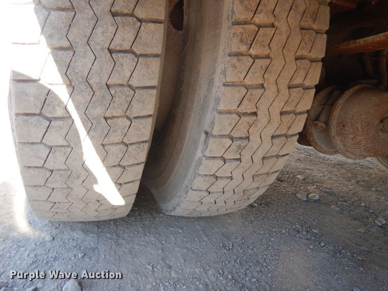 image for item HV9575 1994 International 4900  fuel truck