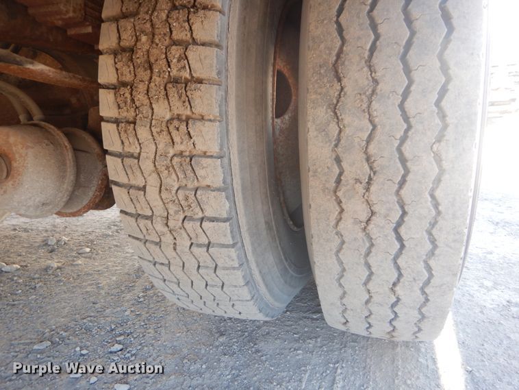 image for item HV9575 1994 International 4900  fuel truck