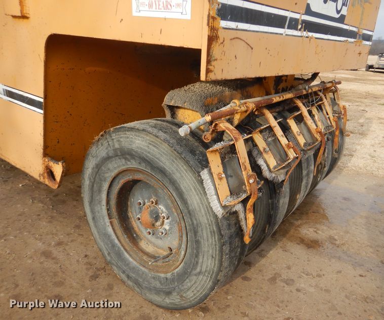 image for item HW9754 1993 Ferguson SP-912  pneumatic roller