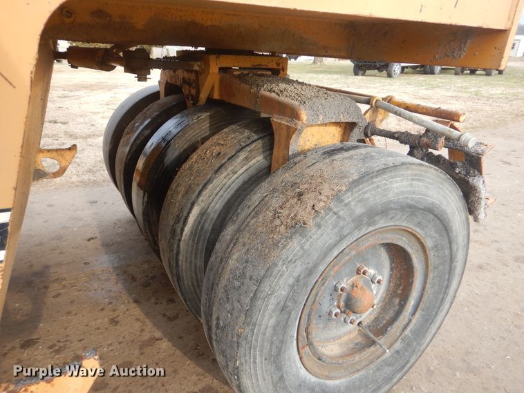 image for item HW9754 1993 Ferguson SP-912  pneumatic roller