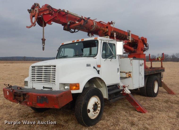 image for item HW9755 2001 International 4900  digger derrick truck
