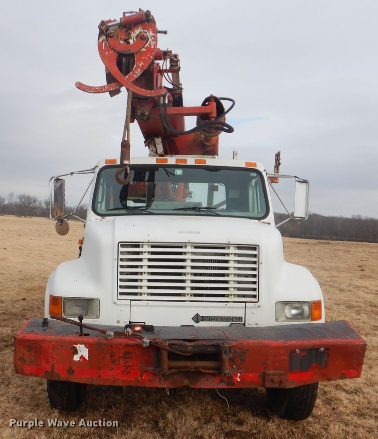 image for item HW9755 2001 International 4900  digger derrick truck