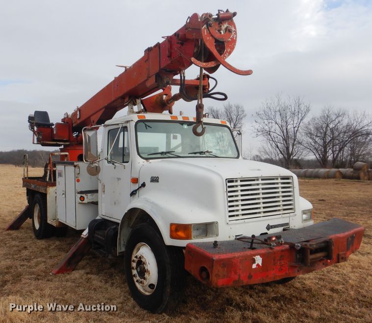 image for item HW9755 2001 International 4900  digger derrick truck