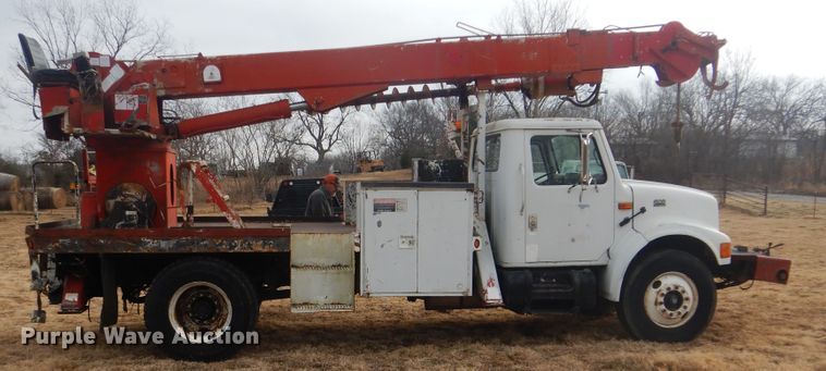 image for item HW9755 2001 International 4900  digger derrick truck