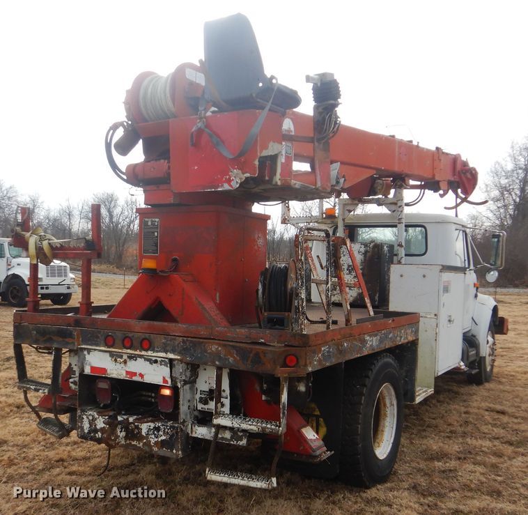 image for item HW9755 2001 International 4900  digger derrick truck