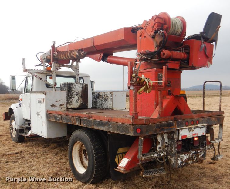 image for item HW9755 2001 International 4900  digger derrick truck