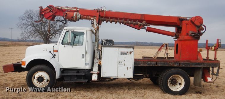 image for item HW9755 2001 International 4900  digger derrick truck