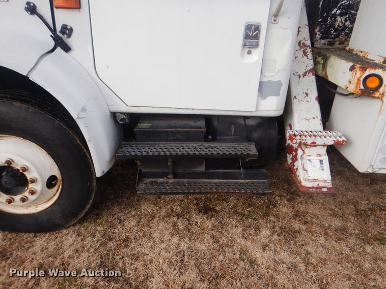 image for item HW9755 2001 International 4900  digger derrick truck