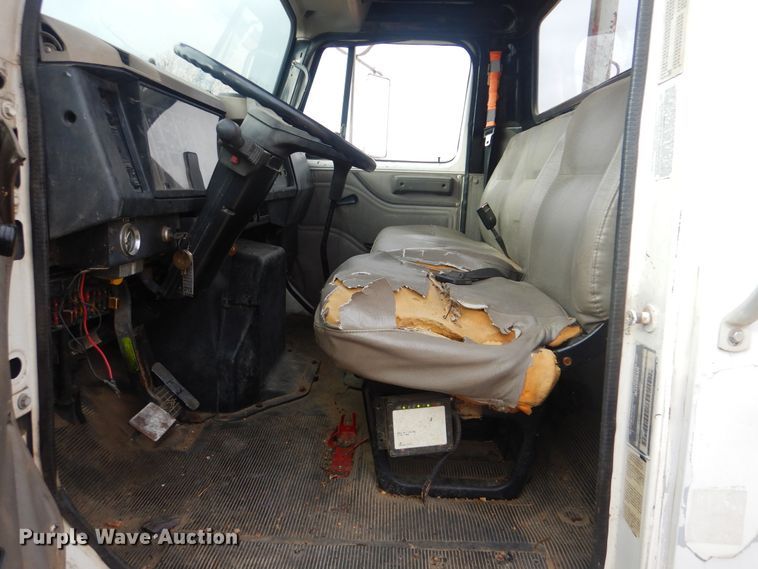 image for item HW9755 2001 International 4900  digger derrick truck