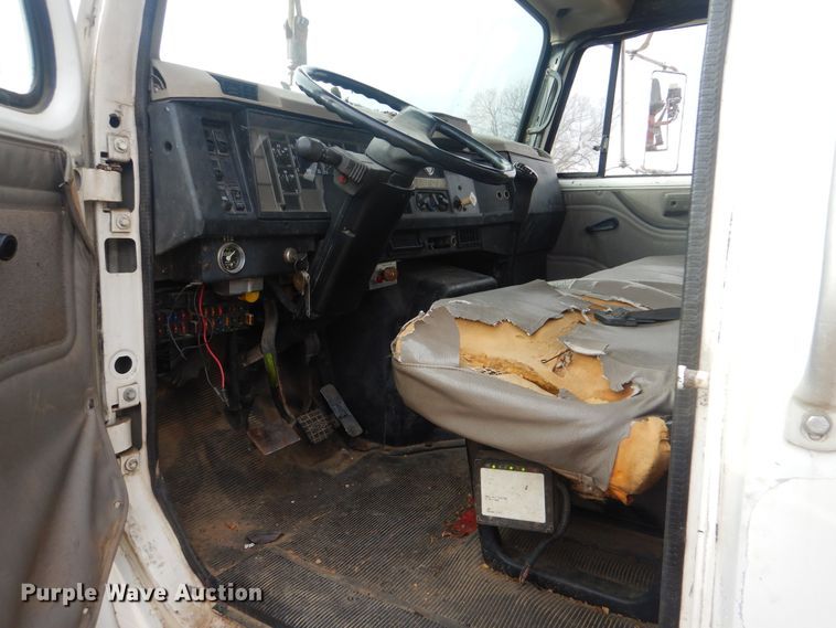 image for item HW9755 2001 International 4900  digger derrick truck