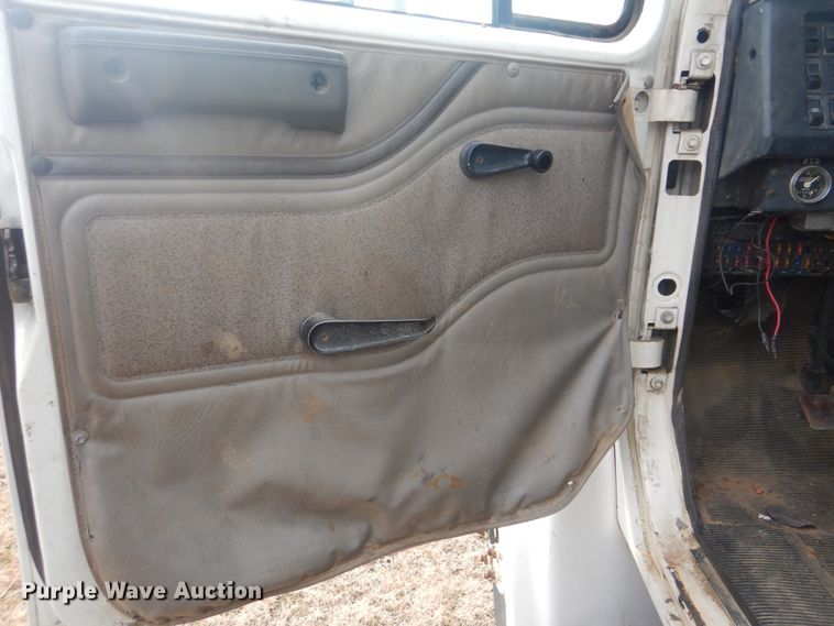 image for item HW9755 2001 International 4900  digger derrick truck