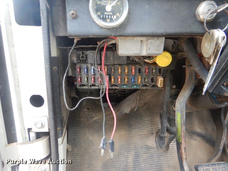 image for item HW9755 2001 International 4900  digger derrick truck