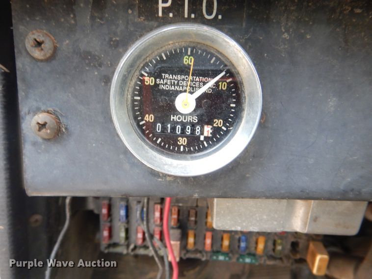 image for item HW9755 2001 International 4900  digger derrick truck