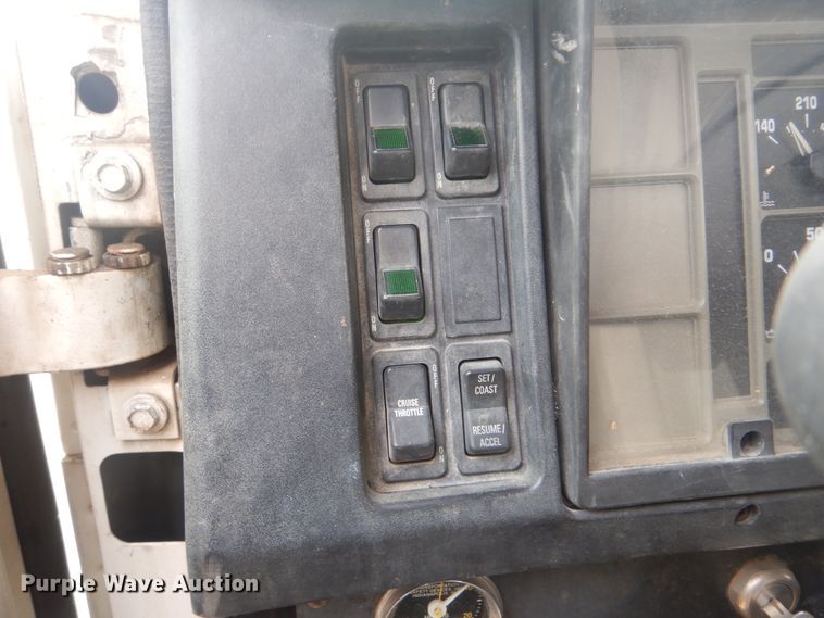 image for item HW9755 2001 International 4900  digger derrick truck