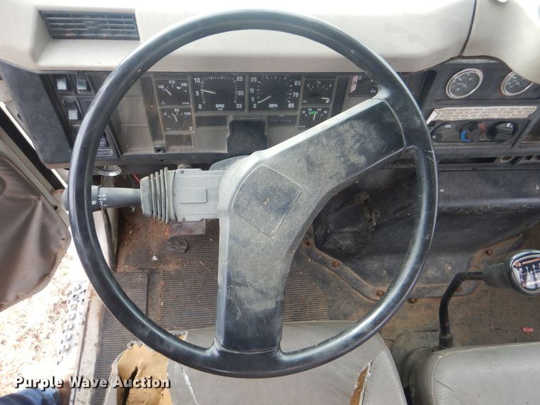 image for item HW9755 2001 International 4900  digger derrick truck