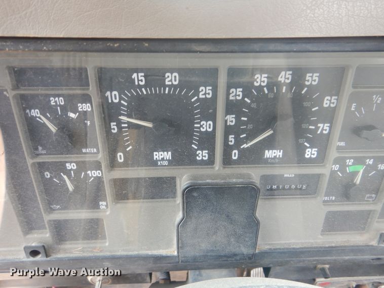 image for item HW9755 2001 International 4900  digger derrick truck