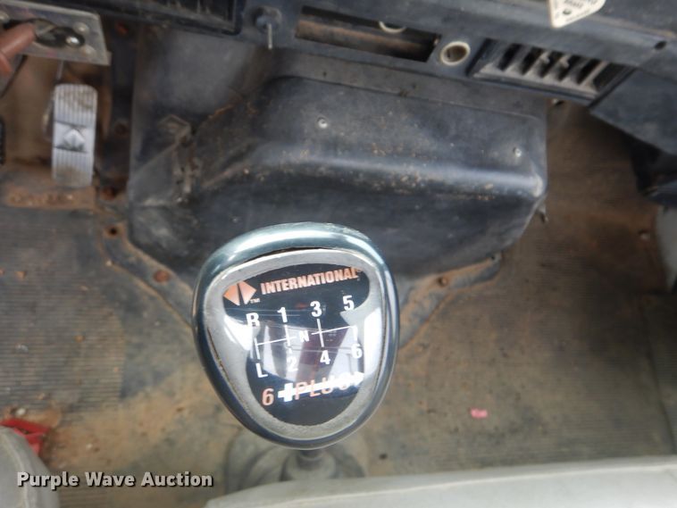 image for item HW9755 2001 International 4900  digger derrick truck