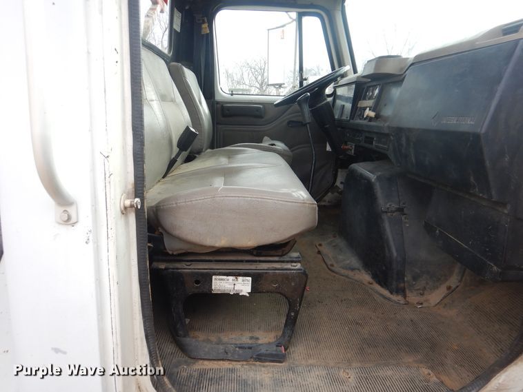 image for item HW9755 2001 International 4900  digger derrick truck