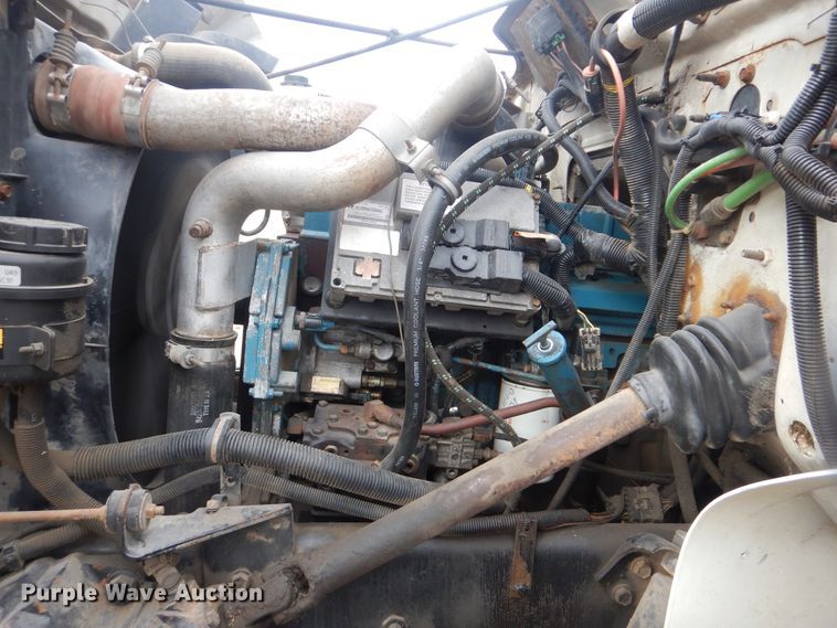 image for item HW9755 2001 International 4900  digger derrick truck