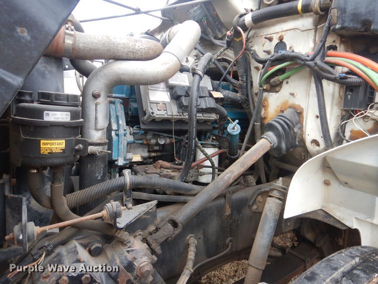 image for item HW9755 2001 International 4900  digger derrick truck