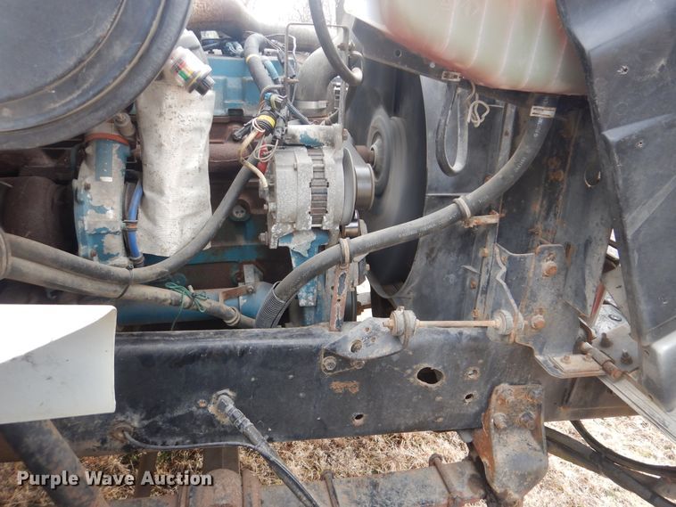 image for item HW9755 2001 International 4900  digger derrick truck