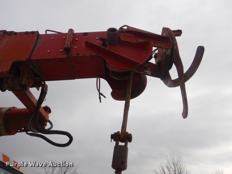 image for item HW9755 2001 International 4900  digger derrick truck