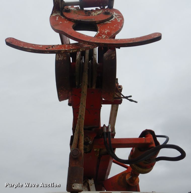 image for item HW9755 2001 International 4900  digger derrick truck