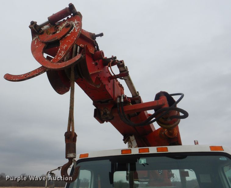 image for item HW9755 2001 International 4900  digger derrick truck