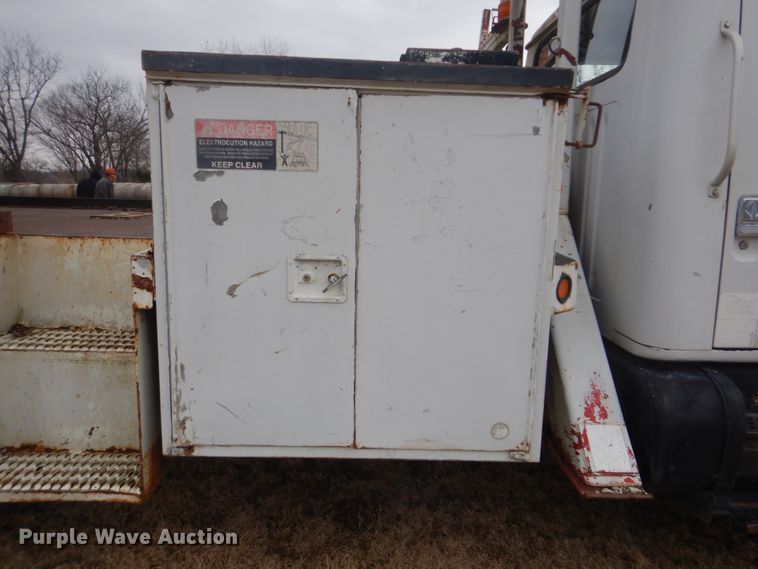 image for item HW9755 2001 International 4900  digger derrick truck