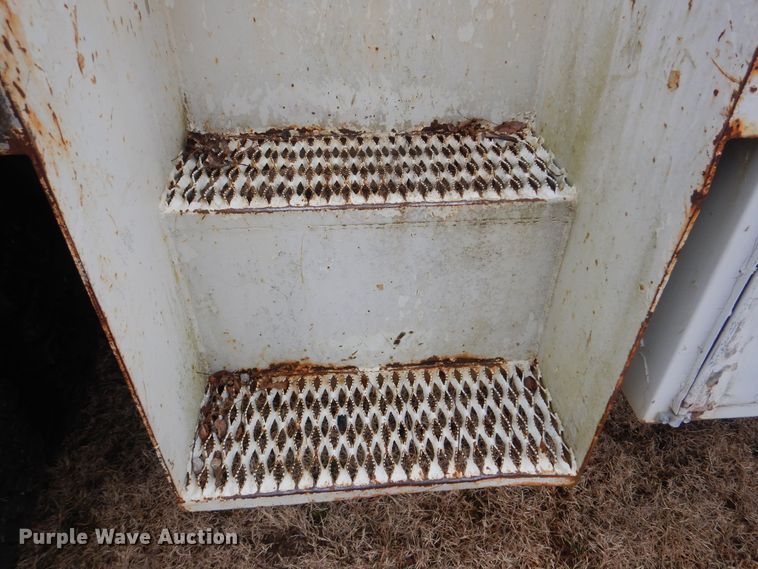 image for item HW9755 2001 International 4900  digger derrick truck