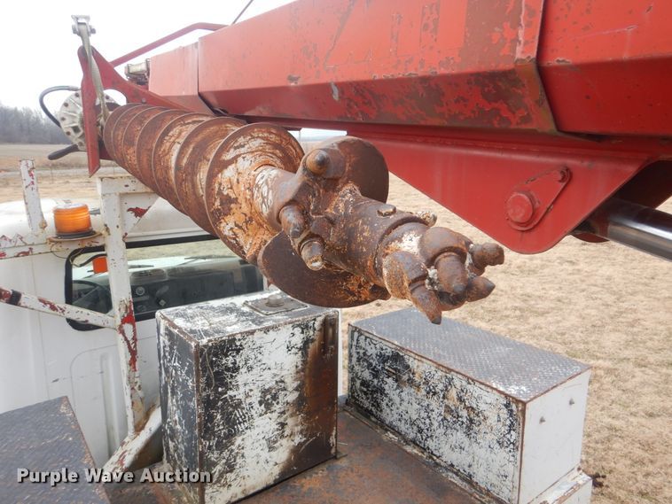 image for item HW9755 2001 International 4900  digger derrick truck