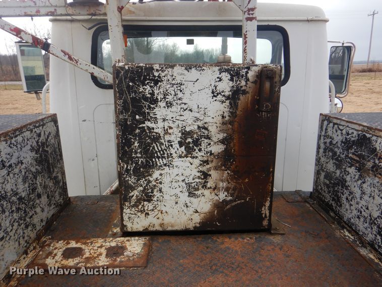 image for item HW9755 2001 International 4900  digger derrick truck