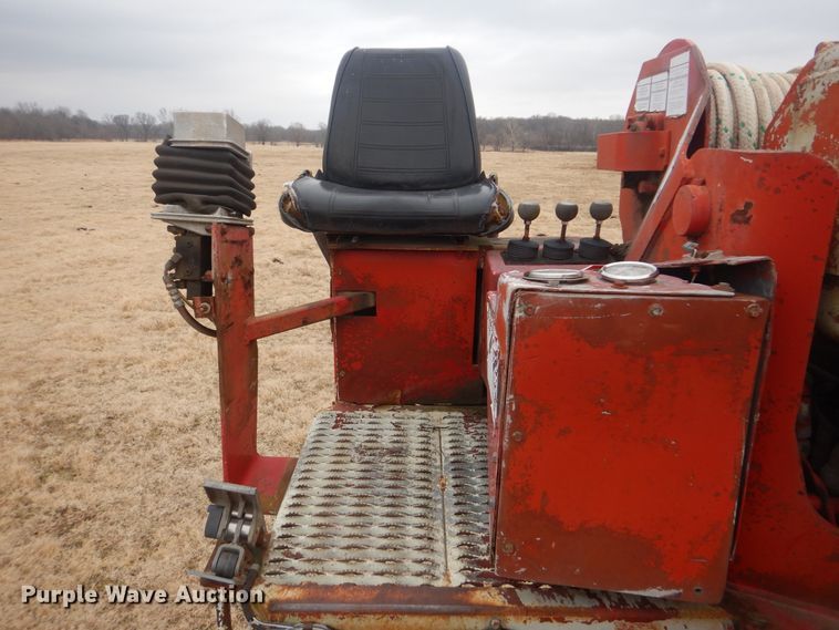 image for item HW9755 2001 International 4900  digger derrick truck