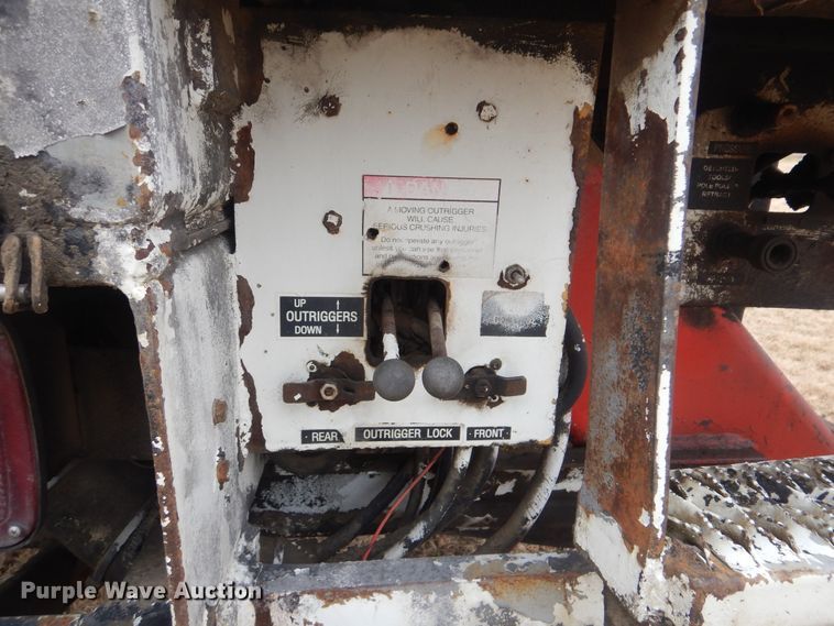 image for item HW9755 2001 International 4900  digger derrick truck