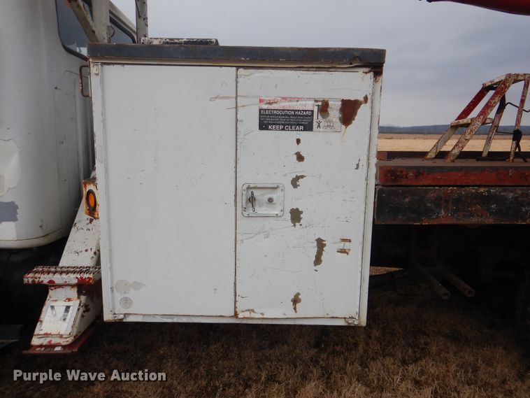 image for item HW9755 2001 International 4900  digger derrick truck