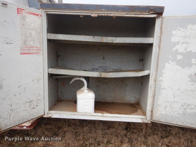 image for item HW9755 2001 International 4900  digger derrick truck