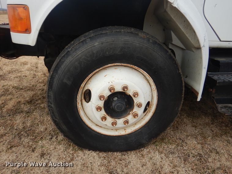 image for item HW9755 2001 International 4900  digger derrick truck