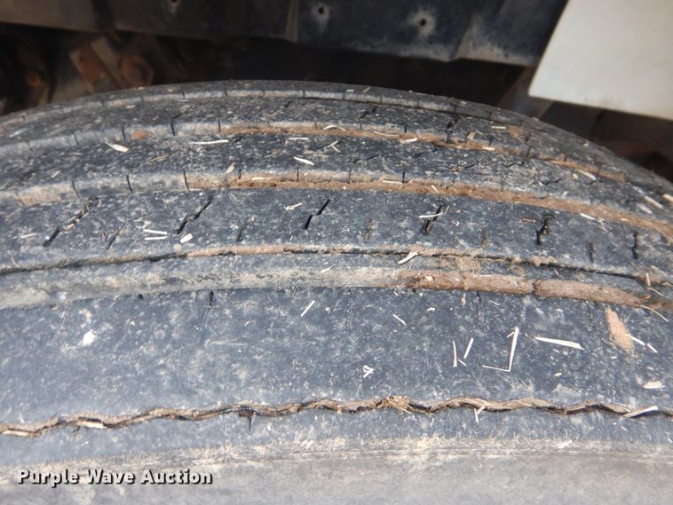 image for item HW9755 2001 International 4900  digger derrick truck