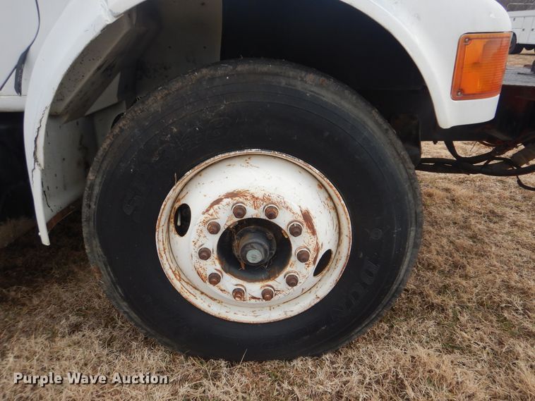 image for item HW9755 2001 International 4900  digger derrick truck