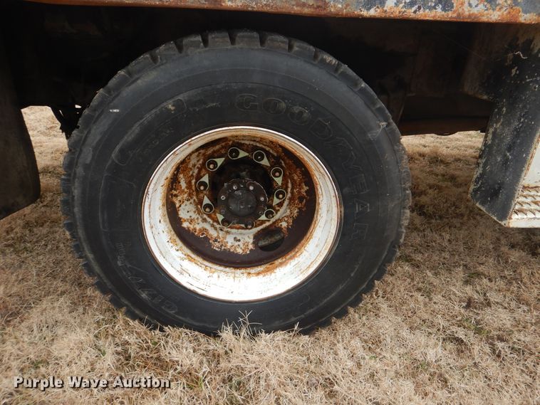 image for item HW9755 2001 International 4900  digger derrick truck