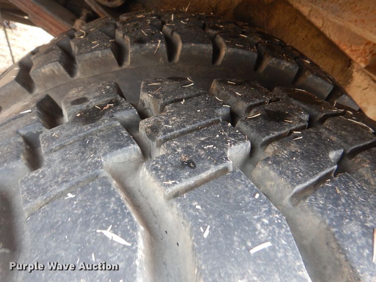 image for item HW9755 2001 International 4900  digger derrick truck